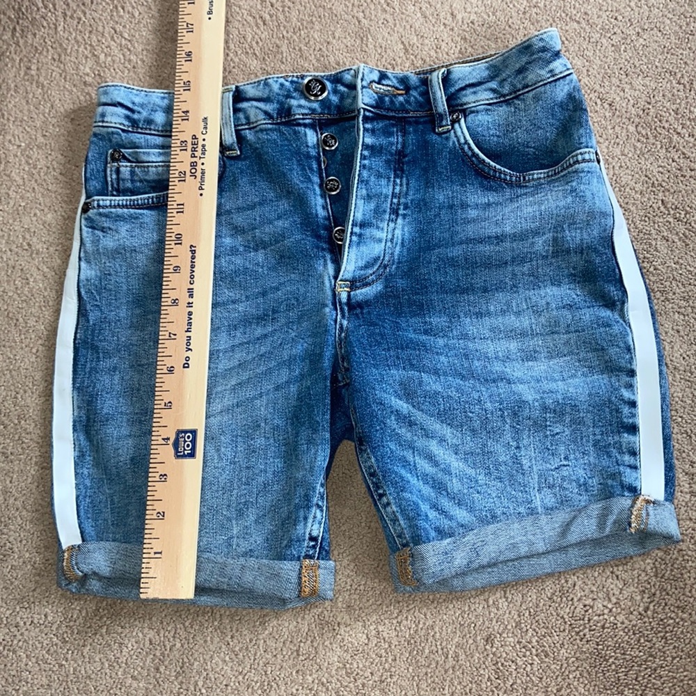 Gym King men’s 30 skinny blue jeans shorts. 6 inch inseam, button fly